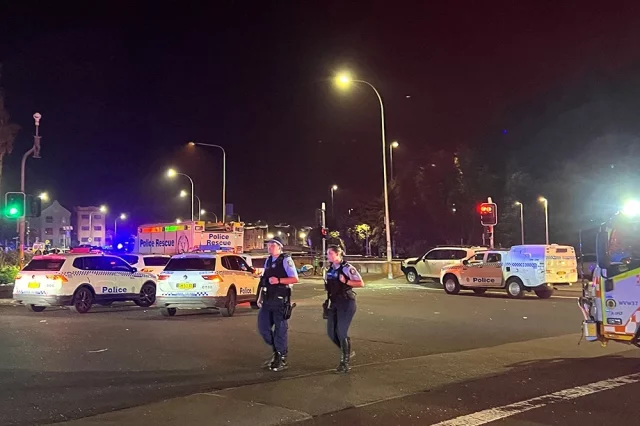 Сотрудники полиции осматривают место инцидента со стрельбой на пляже Бонди.