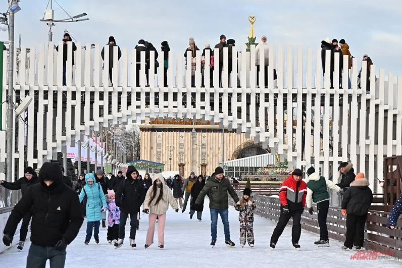 Каток на ВДНХ может одновременно вместить до пяти тысяч человек.