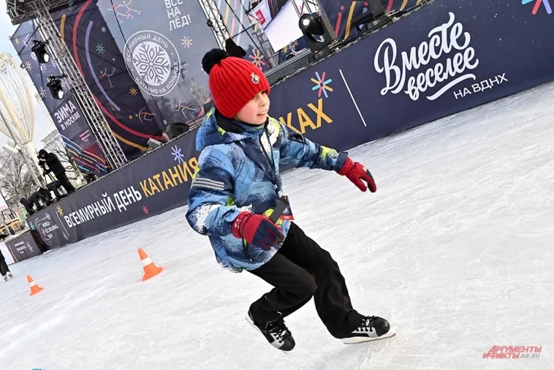 Главный каток Москвы в воскресенье, 14 декабря, стал местом празднования Всемирного дня катания на коньках. В празднике приняли участие и взрослые, и и дети.