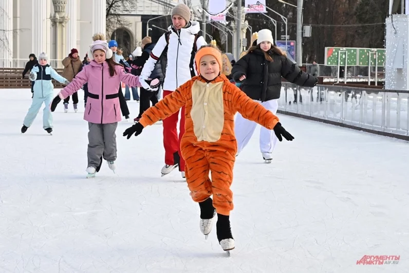 Главным событием стали массовые скоростные забеги на льду, где каждый, независимо от уровня подготовки, смог попробовать свои силы.