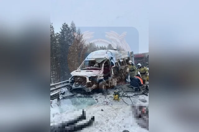 Грузовик развернуло поперек дороги, а микроавтобус с вдавленным левым боком оказался прижат к отбойнику.