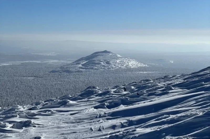 Вид со склона Ослянки на Одинокую гору.