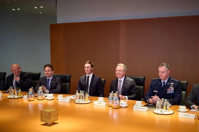 Джаред Кушнер, специальный посланник США на Ближнем Востоке Стив Виткофф и верховный главнокомандующий силами НАТО в Европе (SACEUR), генерал ВВС США Алексус Гринкевич.