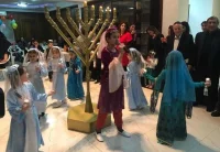 К празднику приобщают и детишек, они активно участвуют в мероприятиях Хануки.