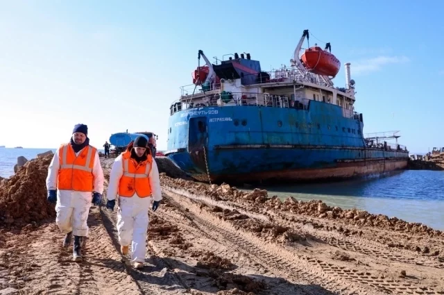  Вид на танкер «Волгонефть-239», стоящий на мели у мыса Панагия 20 января 2025.