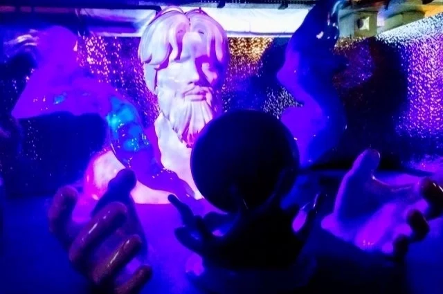 Гостей на входе в экпозиционный зал встречает красавец Енисей