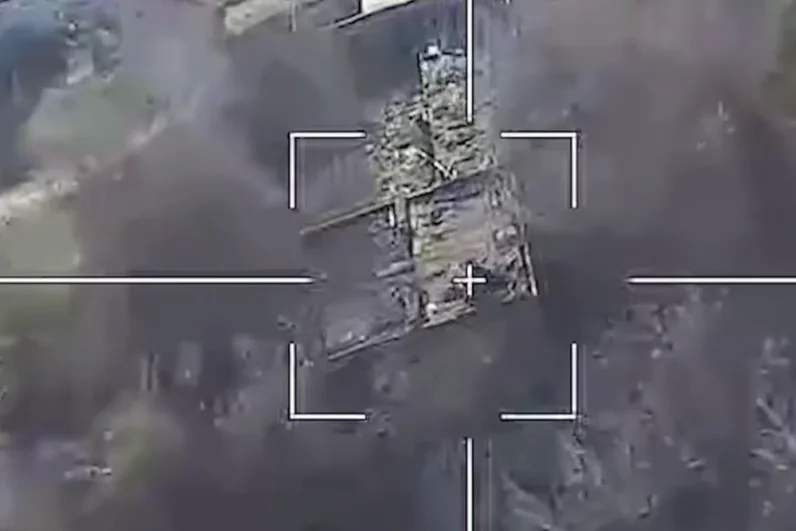 Команду на уничтожение обнаруженной цели получили операторы барражирующего боеприпаса «Ланцет». 