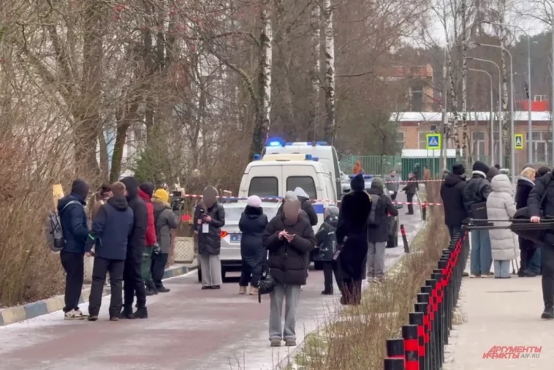 Обстановка возле Успенской школы в поселке Горки-2 Московской области. 