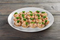 Икра минтая отлично подходит для тарталеток.