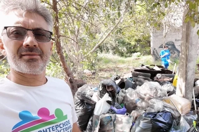 Помогать можно по-разному – волонтёр Евгений Греков во время Всемирного дня чистоты в Краснодаре.