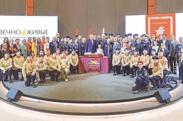 На мероприятии было много молодёжи – школьников, студентов, курсантов военных училищ.