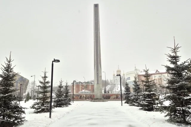 Двадцативосьмиметровый шпиль из нержавеющей стали и закалённого стекла установлен рядом с местом, где в годы ВОВ находился кирпичный завод. 