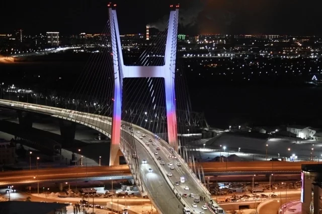 15 декабря было запущено движение по четвёртому мосту через Обь. Движение будет бесплатным для всех видов транспорта до момента, когда он будет окончательно сдан.