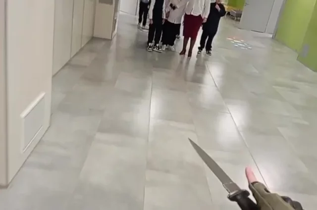 Скриншот с видео нападения подростка в Успенской школе в поселке Горки-2 Московской области.