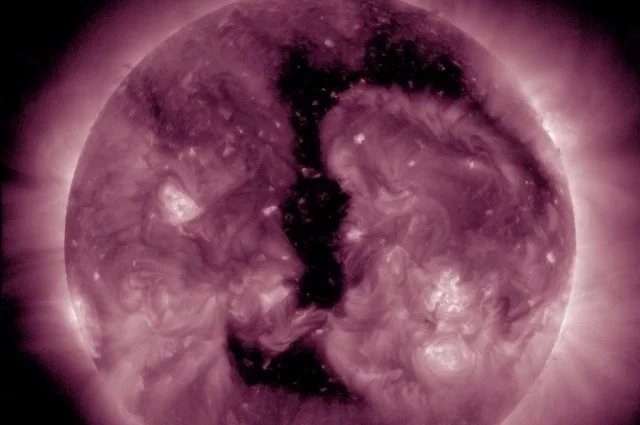 Двукрылая корональная дыра сформировалась на Солнце