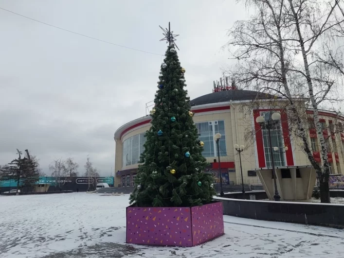 Елка у здания тульского цирка.