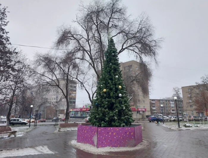 Сквер на пересечении улиц Староникитской и Оборонной.