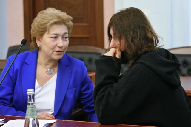 Адвокат Светлана Свириденко (слева) и покупательница квартиры певицы Ларисы Долиной Полина Лурье на заседании Верховного суда РФ.