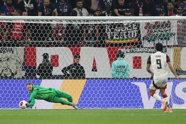 Матвей Сафонов отражает пенальти в игре с бразильским «Фламенго». 