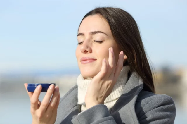 В холодные месяцы выбирайте средства с увлажняющим эффектом.