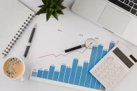 Aif.ru посмотрел, какую жизнь нам обещали умные люди год назад и кто из них насколько ошибся. 