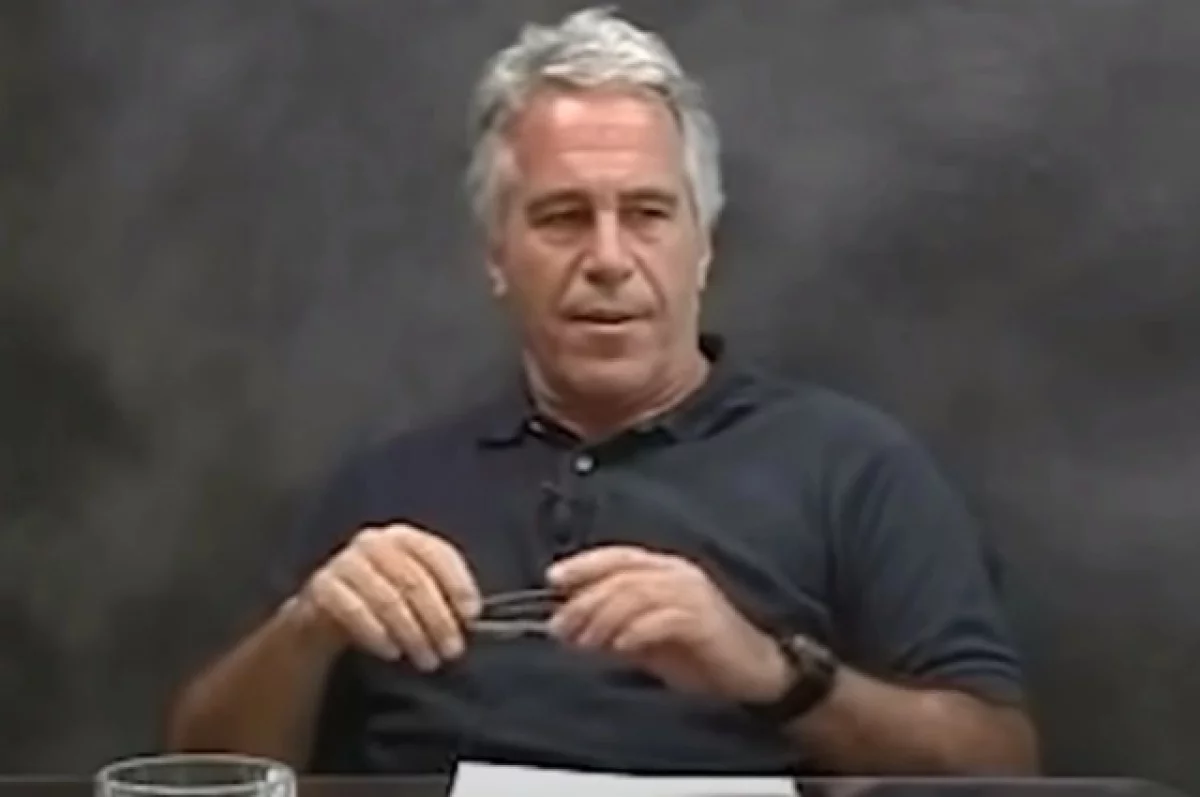 На фото из досье Эпштейна заметили цитаты из Лолиты на женском теле