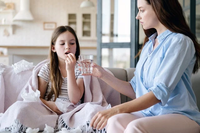 Врачи не советуют лечить ОРВИ антибиотиками. Они не работают против вирусов, и только ухудшают ситуацию, уничтожая полезную микрофлору.