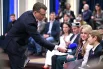 Журналист Павел Зарубин общается с юными журналистами, представляющими детскую редакцию WBCMedia, перед началом прямой линии и пресс-конференции президента РФ Владимира Путина.