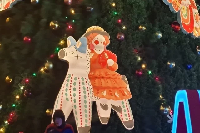 Народный промысел мастеров из Кировской области стал основной темой новогоднего оформления ГУМ-катка