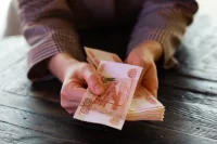 Оренбурженка украла деньги, перечисленные матери погибшего участника СВО