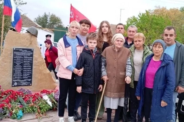Семья разведчика Михаила Дубова приехала на торжественное открытие памятника.