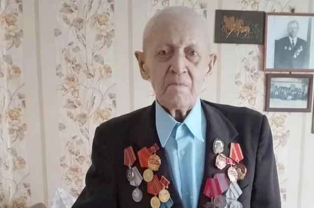 Отец и старший брат долгожителя погибли на войне.