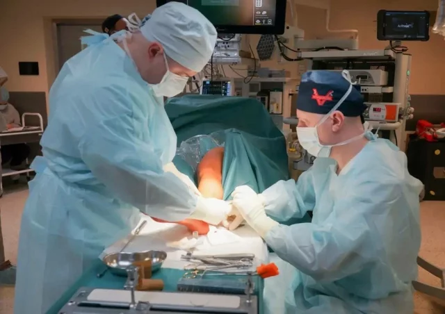 Если травма тяжёлая, и есть вероятность, что потребуется операция под наркозом, ни в коем случае не кормите ребенка до осмотра врача.