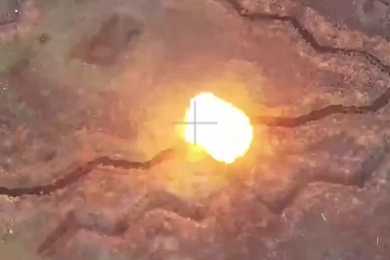 Расчеты дронов 5-й отдельной гвардейской мотострелковой бригады группировки войск «Центр» уничтожили живую силу и огневые точки формирований ВСУ на Красноармейском направлении.