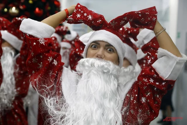 Бывает в образе Деда Мороза поздравить детей и внуков приходят мамы и бабушки