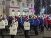Зрители сопровождали шествие.