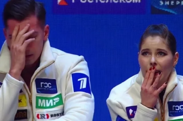 Пара Мишина-Галлямов во время объявления результатов чемпионата.