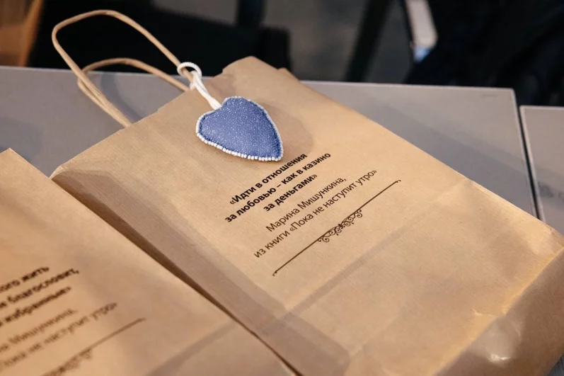 Добрые подарки гостям - фирменный тульский пряник и сделанные своими руками сердечки на новогоднюю елку.