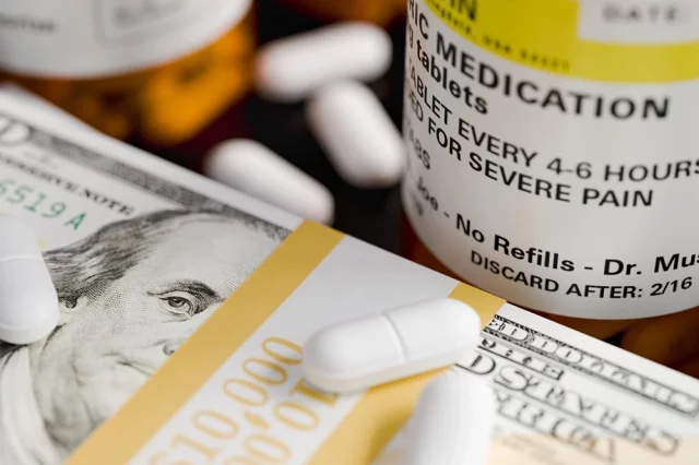 Фармкомпании сильно наживались на богатеньких янки, и прежние президенты отставляли эти факты без внимания. 