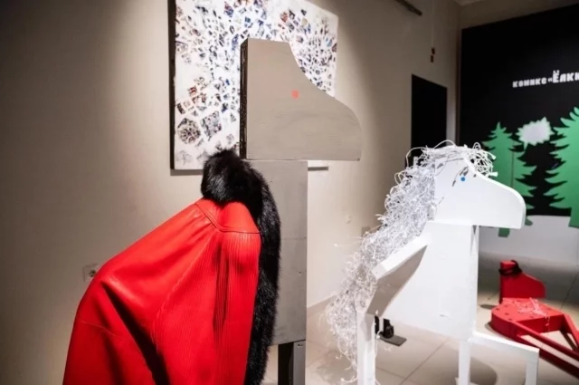 Экспозиция, обыгрывающая «лошадиный» фразеологизм, - «конь в пальто».