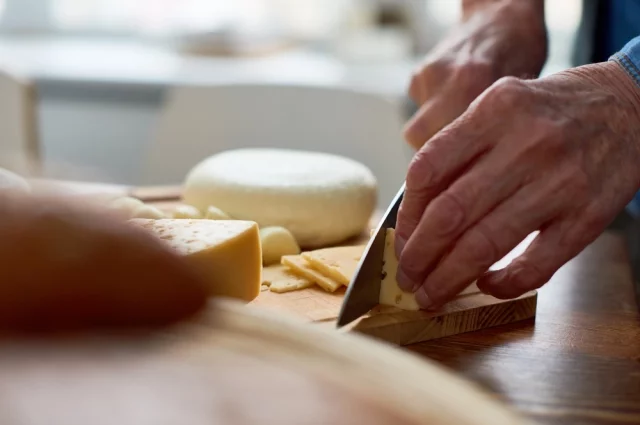 Низкожирные сыры, сливки с жирностью менее 30 %, молоко и кисломолочные продукты любой жирности никак не связаны с риском развития болезни Альцгеймера.