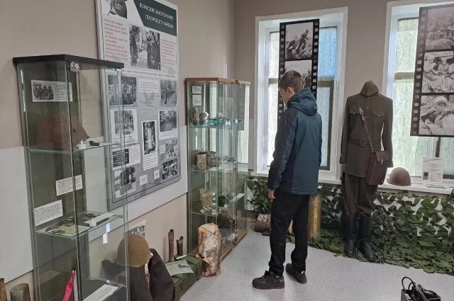 Все экспонаты можно не только посмотреть на витринах, но и подержать в руках