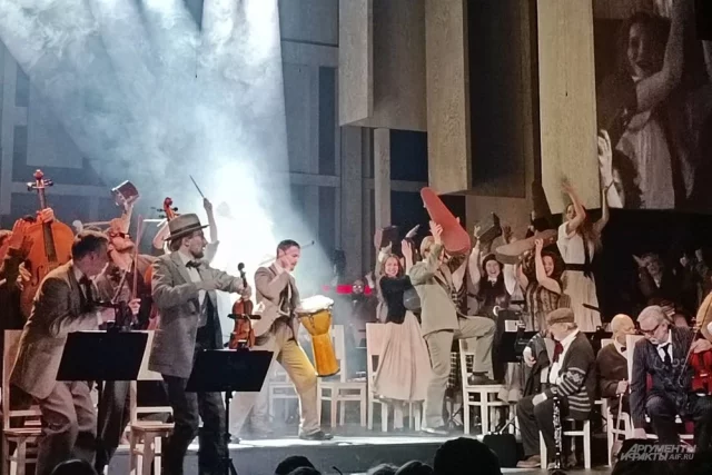 Руководство театра называет «Репетицию оркестра» началом нового пути.