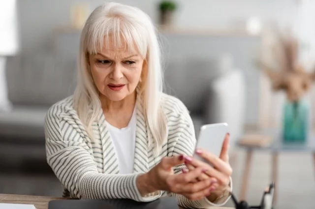 Когда поступает звонок от мошенников «якобы из банка», разговор обычно строят так, чтобы у человека не осталось времени на проверку: сначала называют тревожный повод, затем просят подтвердить личность или «обезопасить» деньги прямо сейчас.