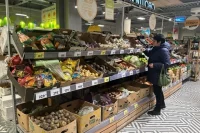 В супермаркетах нет традиционного праздничного ажиотажа – многих попросту отпугивают цены.