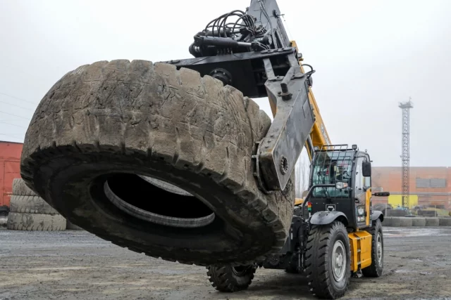 Новый манипулятор может захватить шины радиусом от 13 до 57 дюймов.