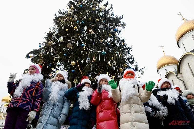 Во вторник, 23 декабря, завершился монтаж и украшение главной новогодней ели страны на Соборной площади.