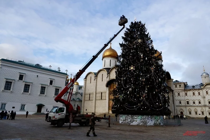 Традиционно ёлка будет радовать москвичей и гостей столицы до Крещения.
