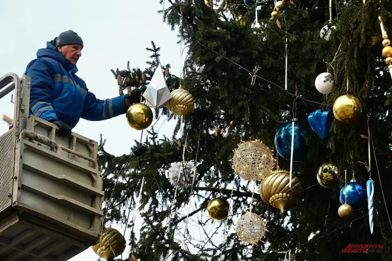 Оформление ели выполнили в холодной зимней гамме с «ледяными» мотивами в концепции «Морозный узор».