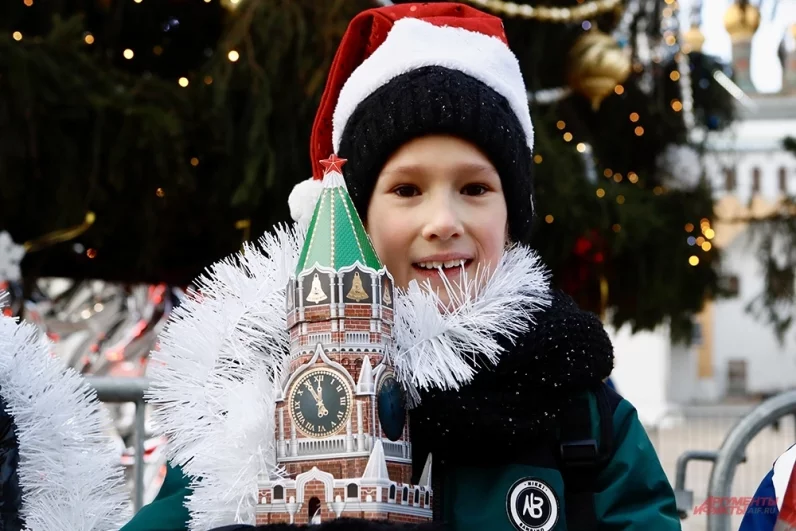 В презентации главной ели 23 декабря приняли участие ученики прогимназии №1 Управления делами Президента.